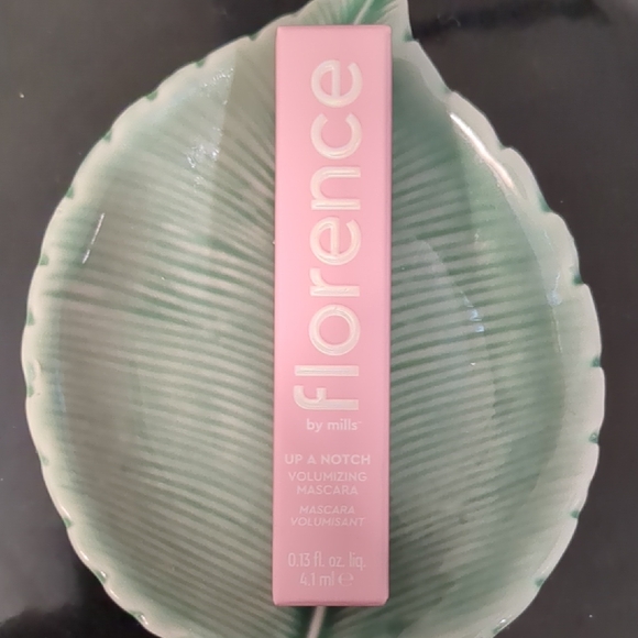 Volumizing Mascara - Picture 1 of 3